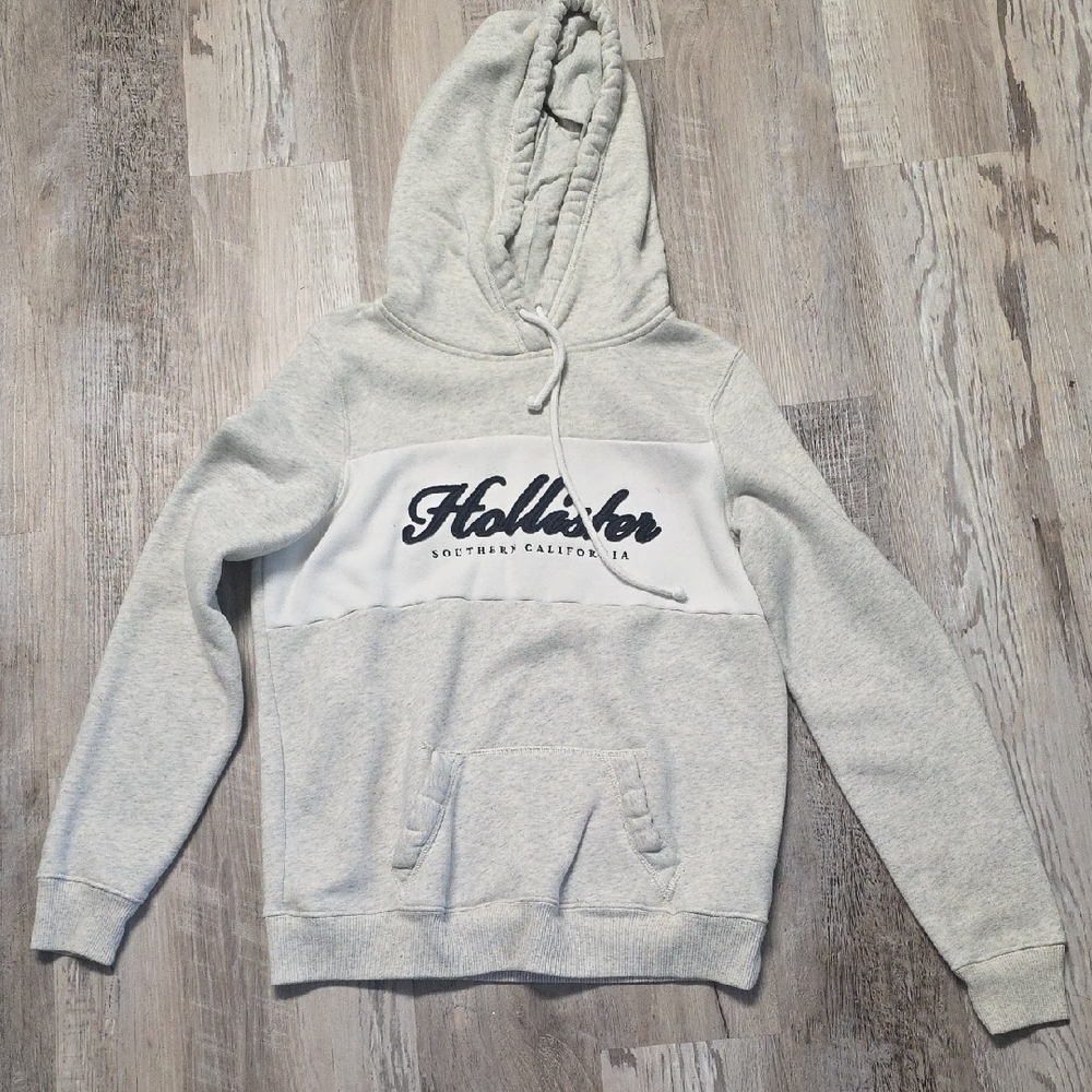 Hollister Men's Light Gray Hoodie Sweater